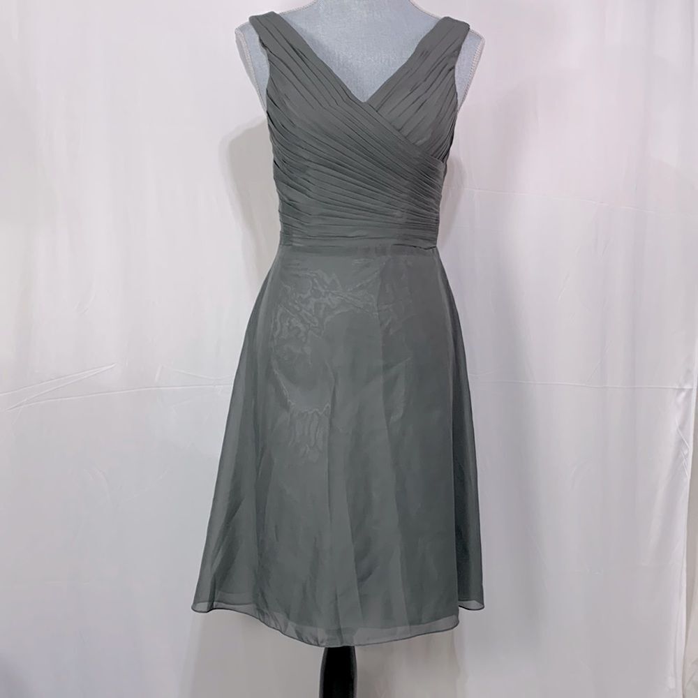 FORMAL dress Vneck pleated bodice boning padded lined fit/flare women’s sz 4